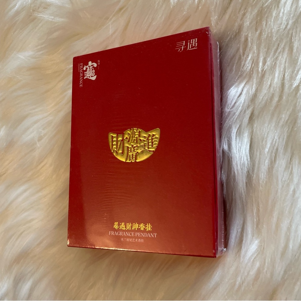 Luxurious Red Fragrance Pendant Box